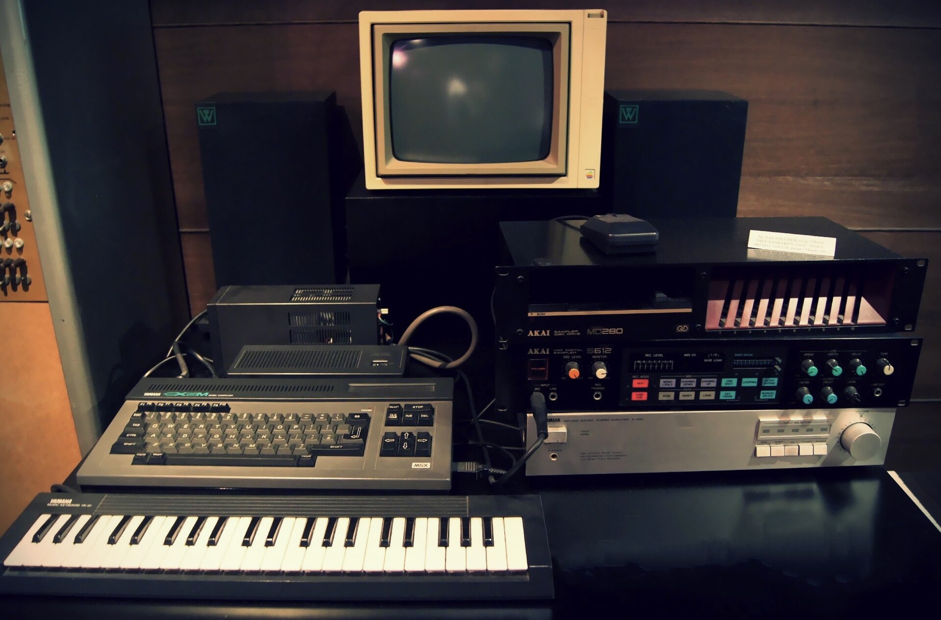Yamaha CX5M Music Computer set Yamaha YK-01 Music Keyboard Yamaha CX5M Music Computer Yamaha SFG-01 FM Sound Synthesizer Unit (pre-built) AC power supply unit (dedicated) unknown unit (data recorder ?) Akai S612 set Akai MD280 Sampler Disk Drive Akai S612 MIDI Digital Sampler Audio amplifier: Yamaha Natural Sound Stereo Amplifier A-320 Audio monitor CRT monitor In the Musée des Instruments de Musique ( Museum of Musical Instrument ) in Brussels, Belgium.